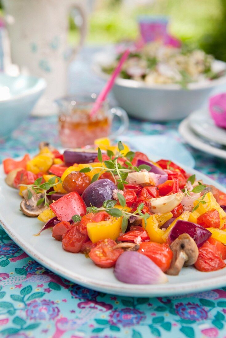 Warmer Paprikasalat mit roten Zwiebeln, Tomaten, Pilzen, Knoblauch und frischem Thymian