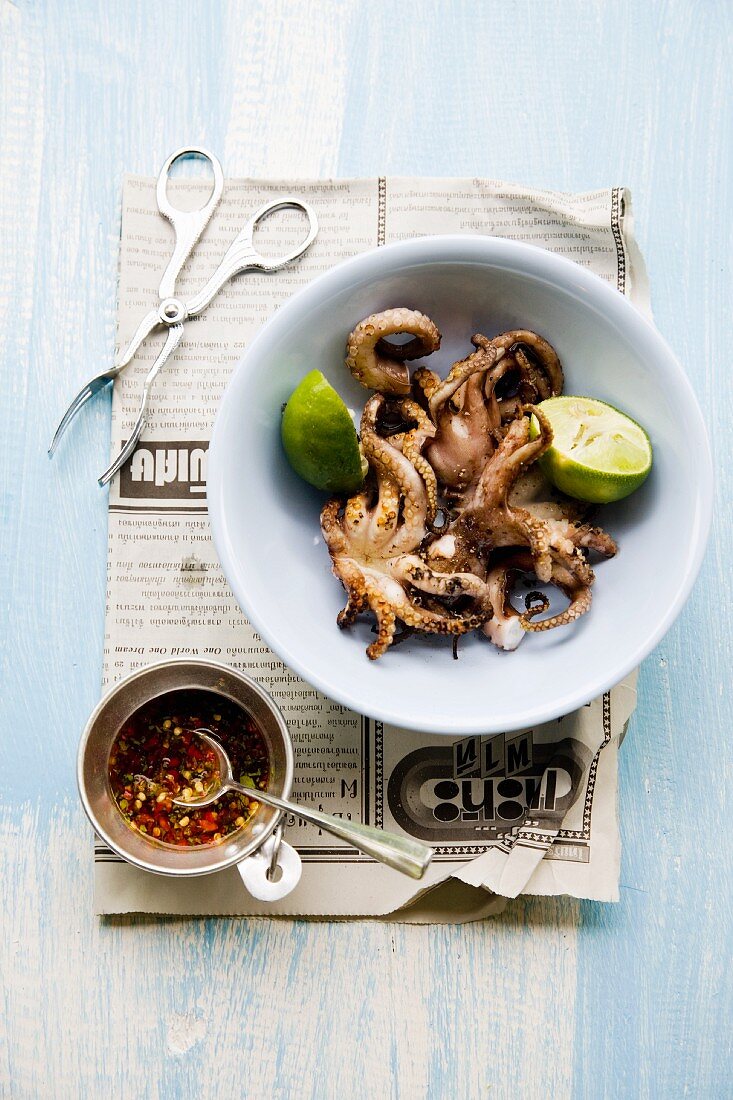 Pla Mük Yang (small grilled squid, Thailand)