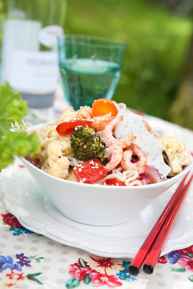 Noodle salad with prawns and vegetables