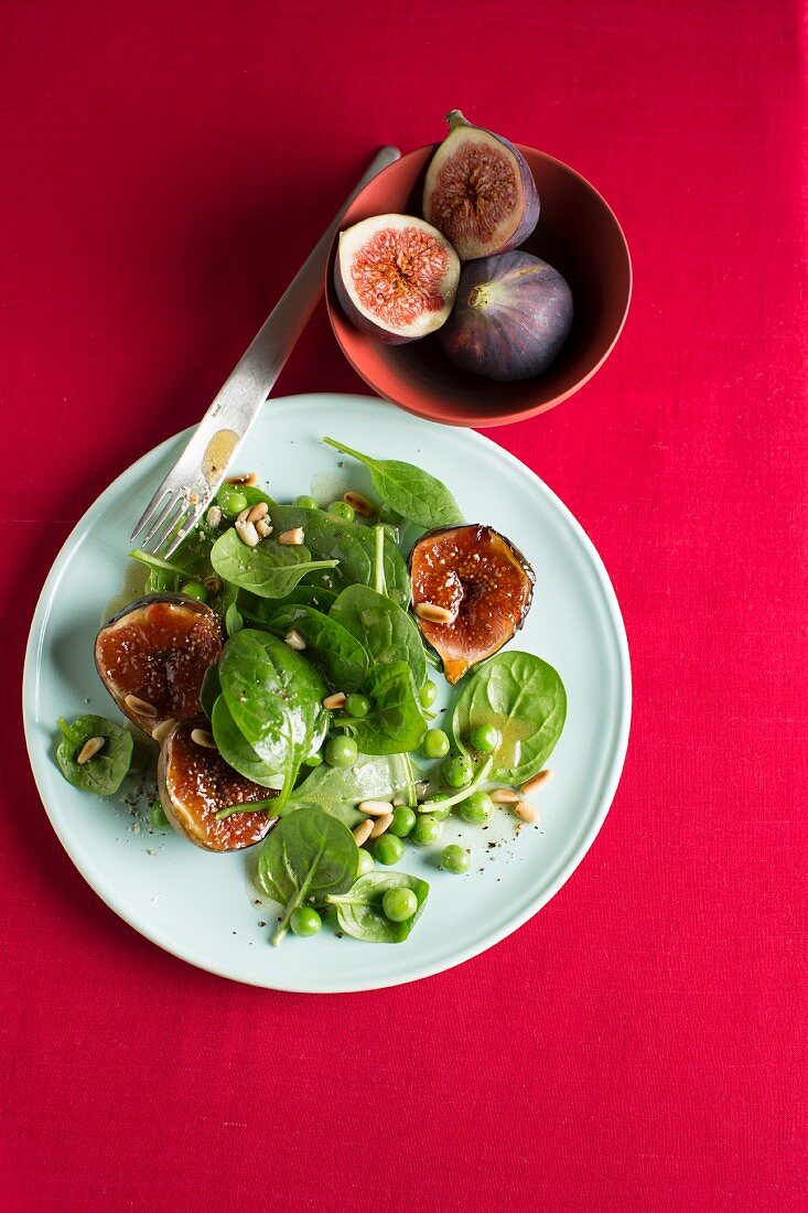 Spinatsalat mit Feigen und Pinienkernen