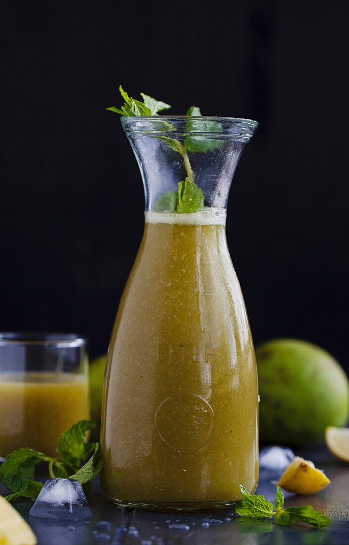 Mango-Cooler in Karaffe und Glas