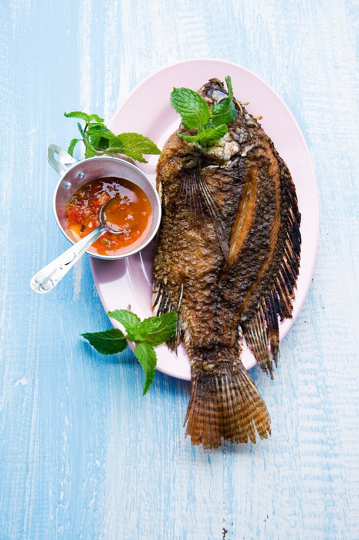 Ganzer frittierter Fisch mit Chilisauce, Thailand