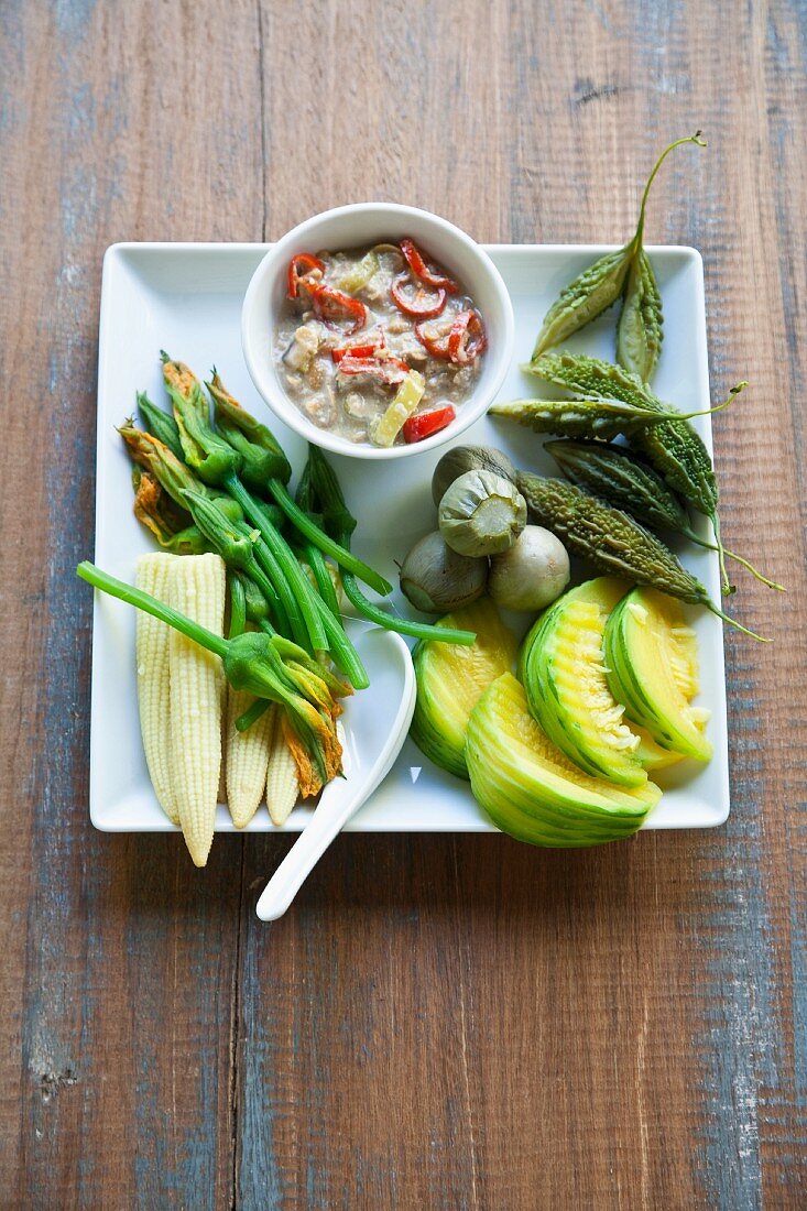 Thauw Jiauw Lon (various vegetables with a coconut dip, Thailand)