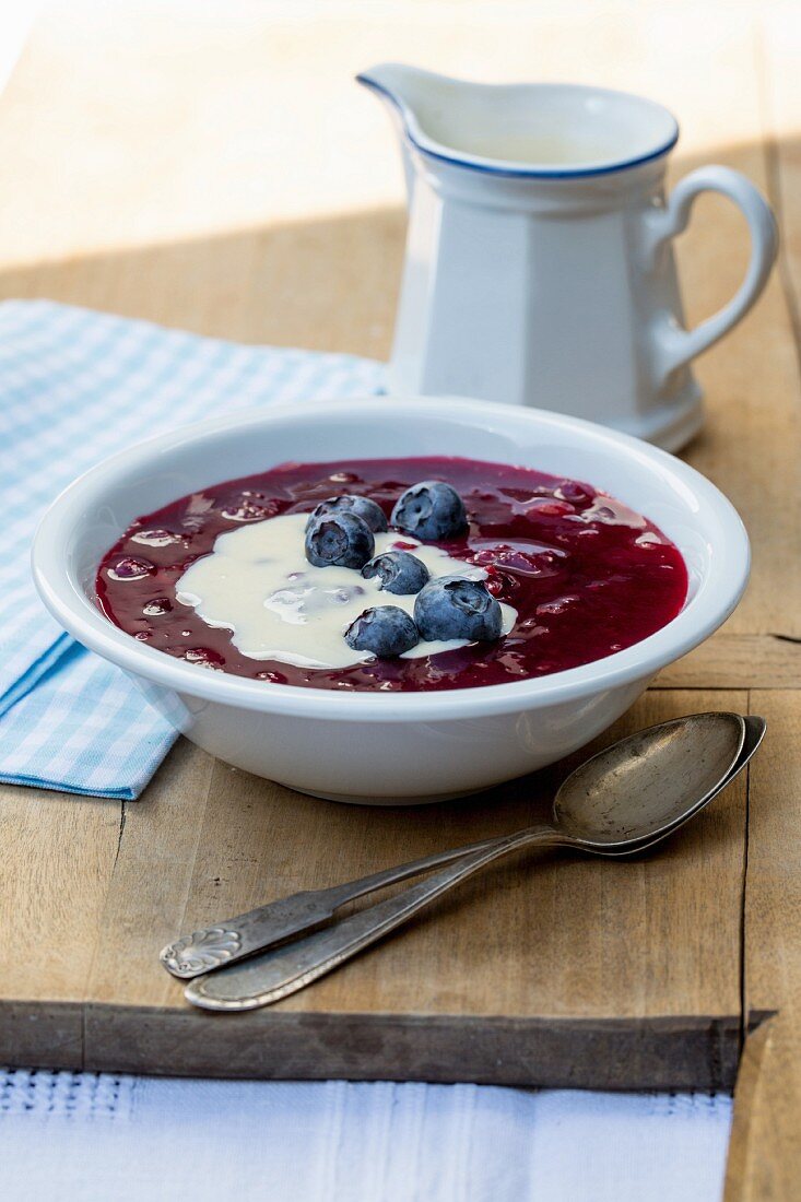 Rote Grütze mit Vanillesauce