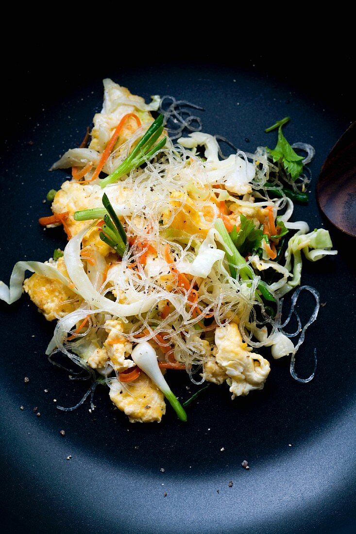 Pad Wunsen Sai Khai (glass noodles with egg and vegetables, Thailand)