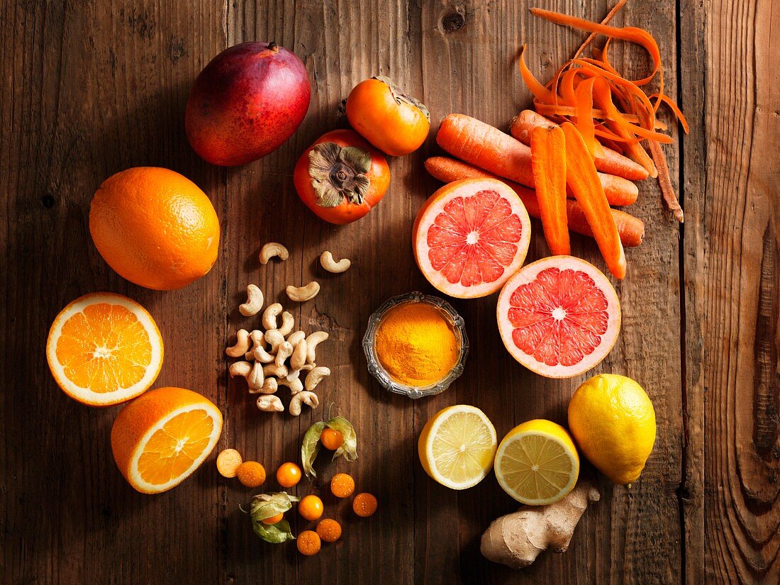 Stillleben mit gelben und orangen Früchten, Gemüse und Gewürzen