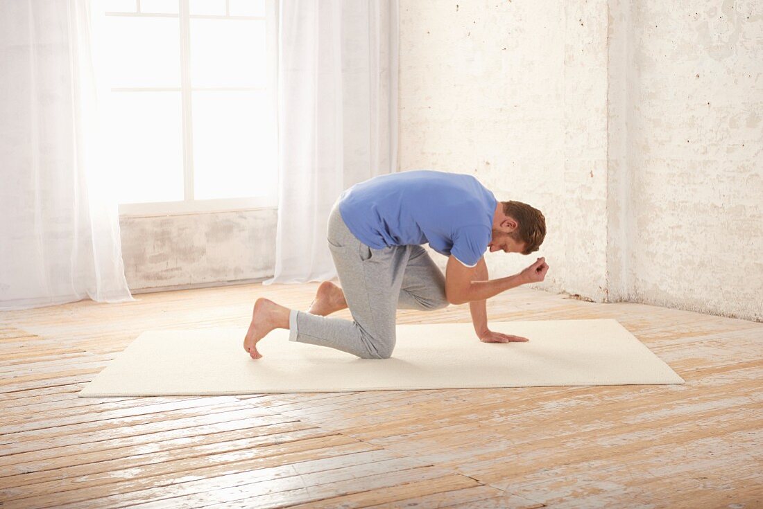 Lengthening the back – Step 1: go onto all fours, bring right arm to left knee