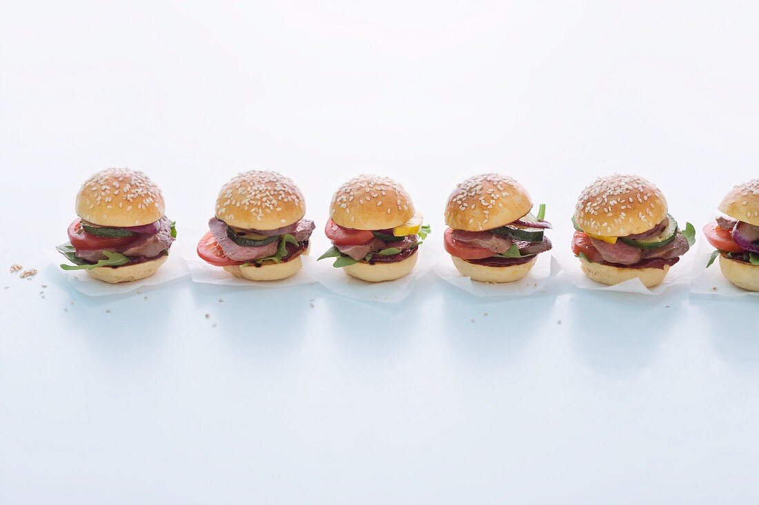 Mini burgers with grilled lamb fillets