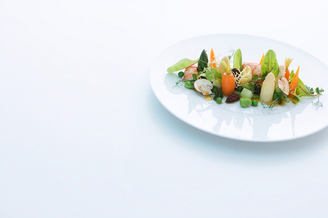 Warm vegetable salad in the style of 'Leipziger Allerlei'