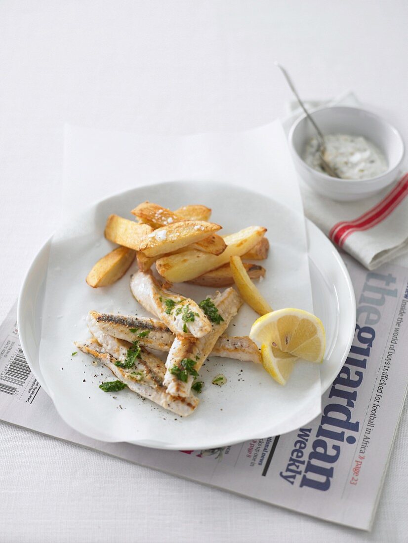 Gebratenes Fischfilet mit Pommes