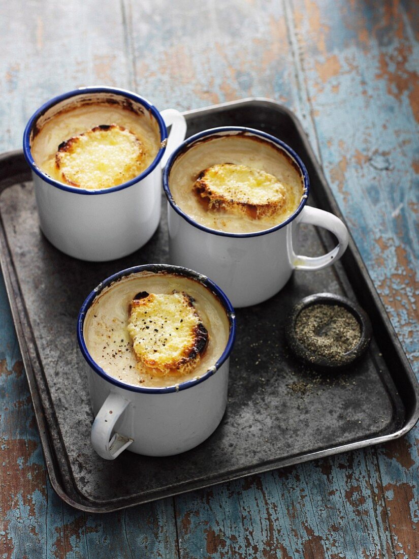 Gratinierte Blumenkohlsuppe mit Weißbrot und Greyerzer