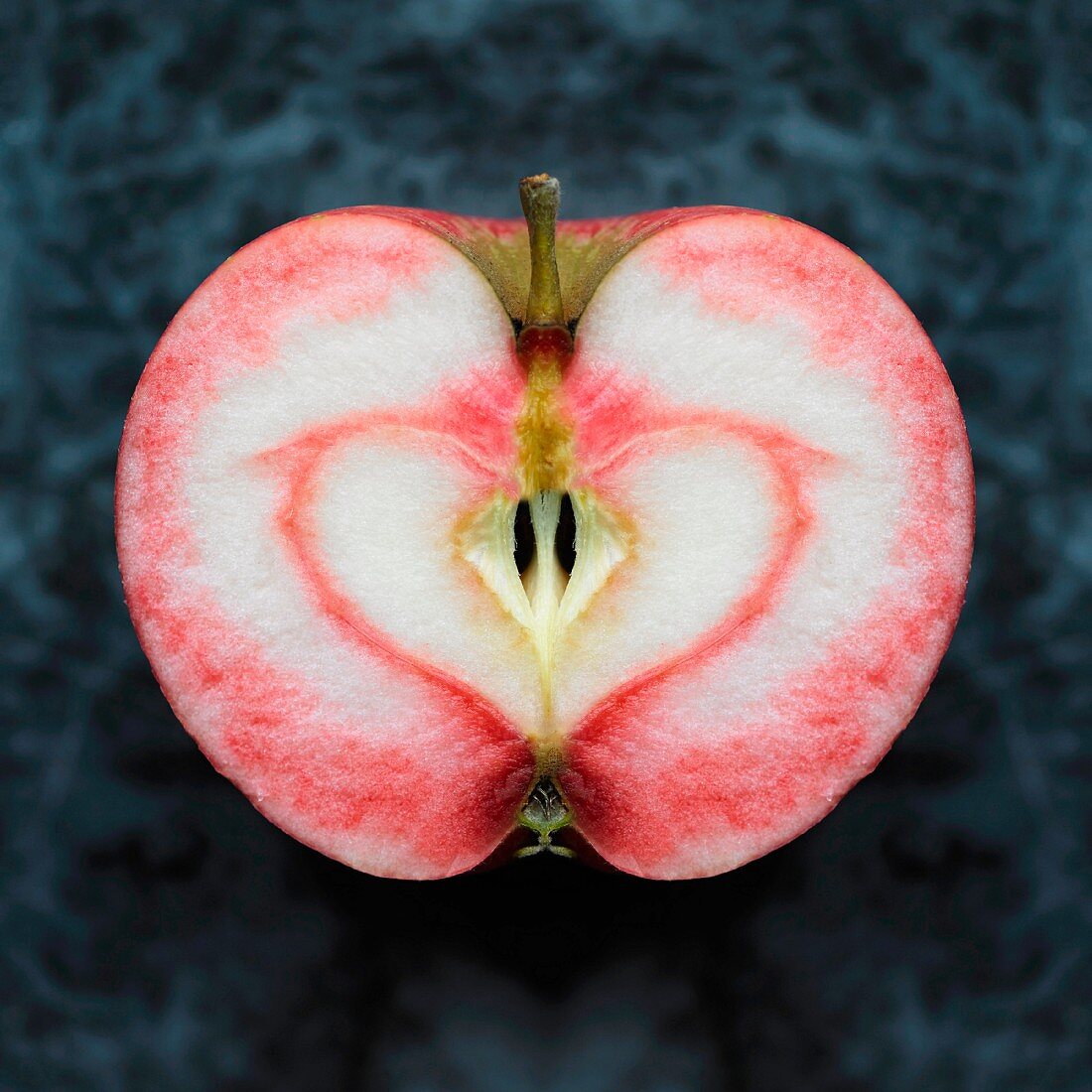 Apfelhälfte mit herzförmigem Muster im Fruchtfleisch
