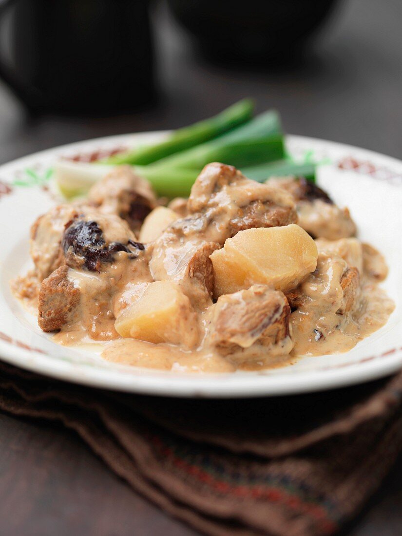 Braised pork with potatoes and leek