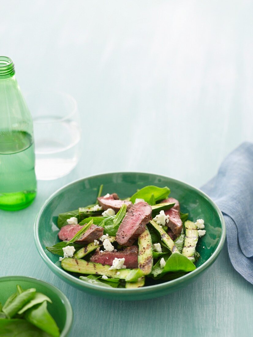 Warmer Lammsalat mit Zucchini und Feta