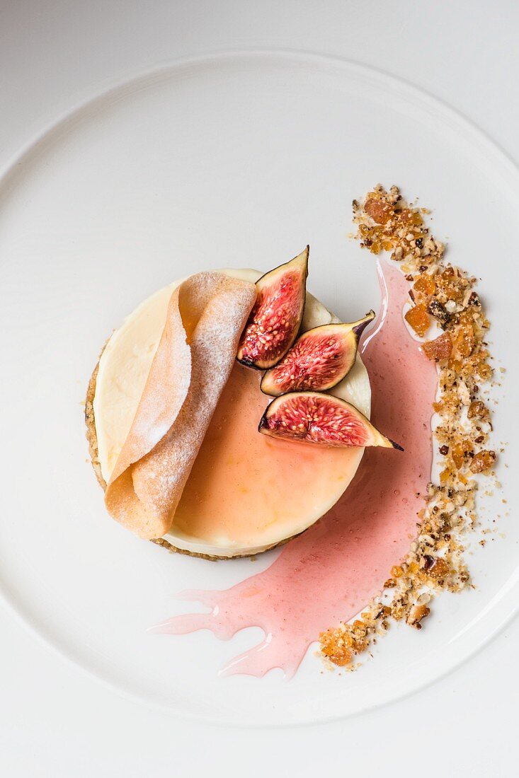 Cheesecake with figs and brittle (seen from above)