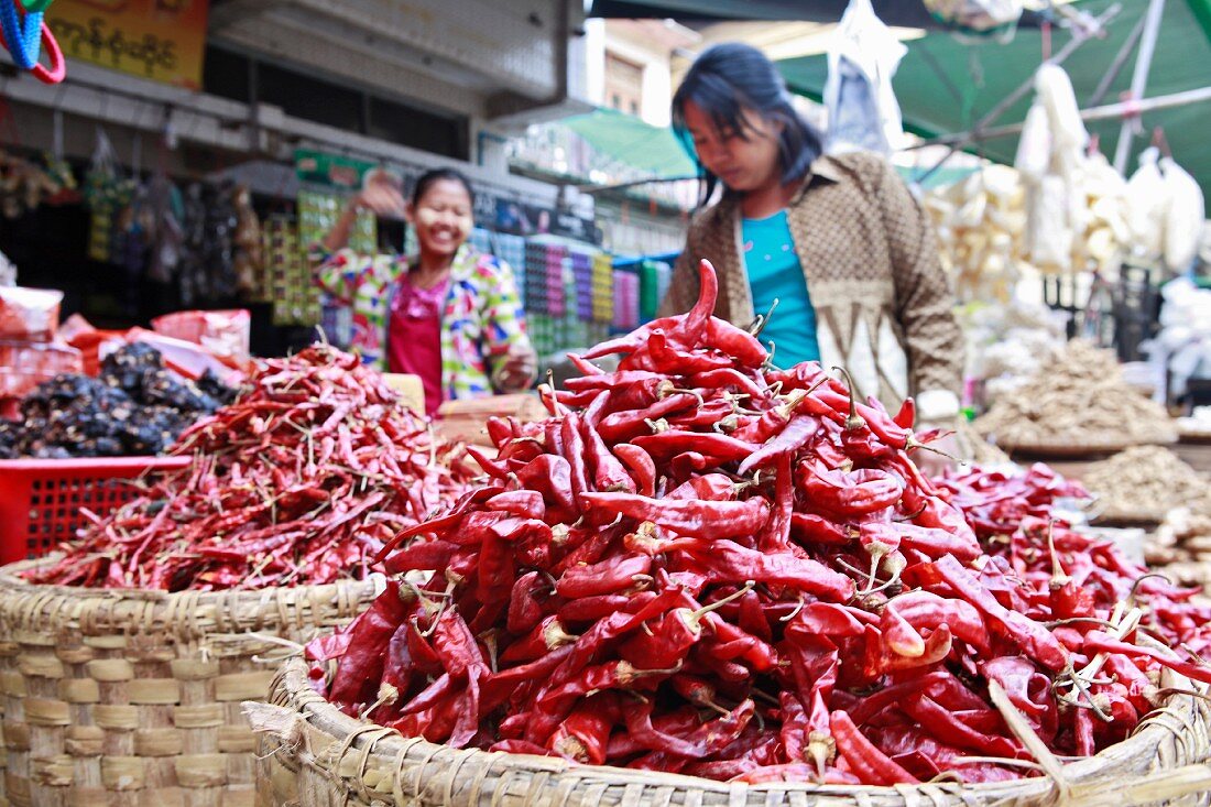 Getrocknete Chilischoten auf Markt in Monywa (Myanmar, Südostasien)