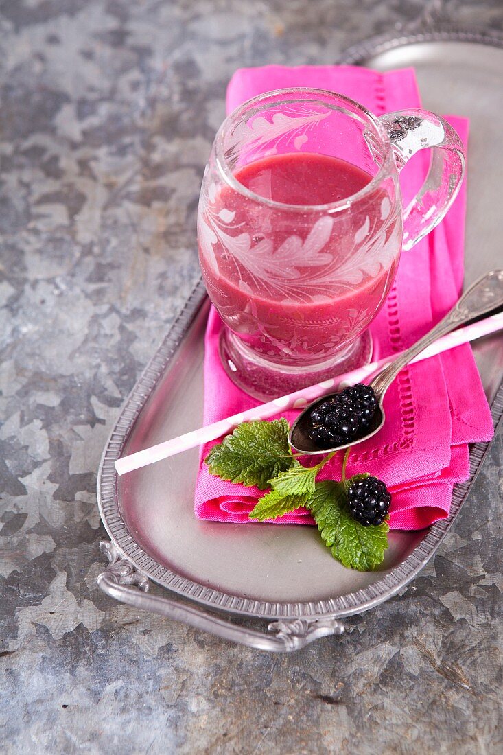 Pinker Smoothie mit Apfel, Roter Bete und Banane