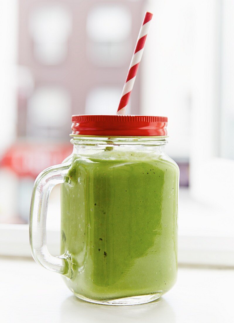 Grüner Smoothie mit Avocado und Spinat