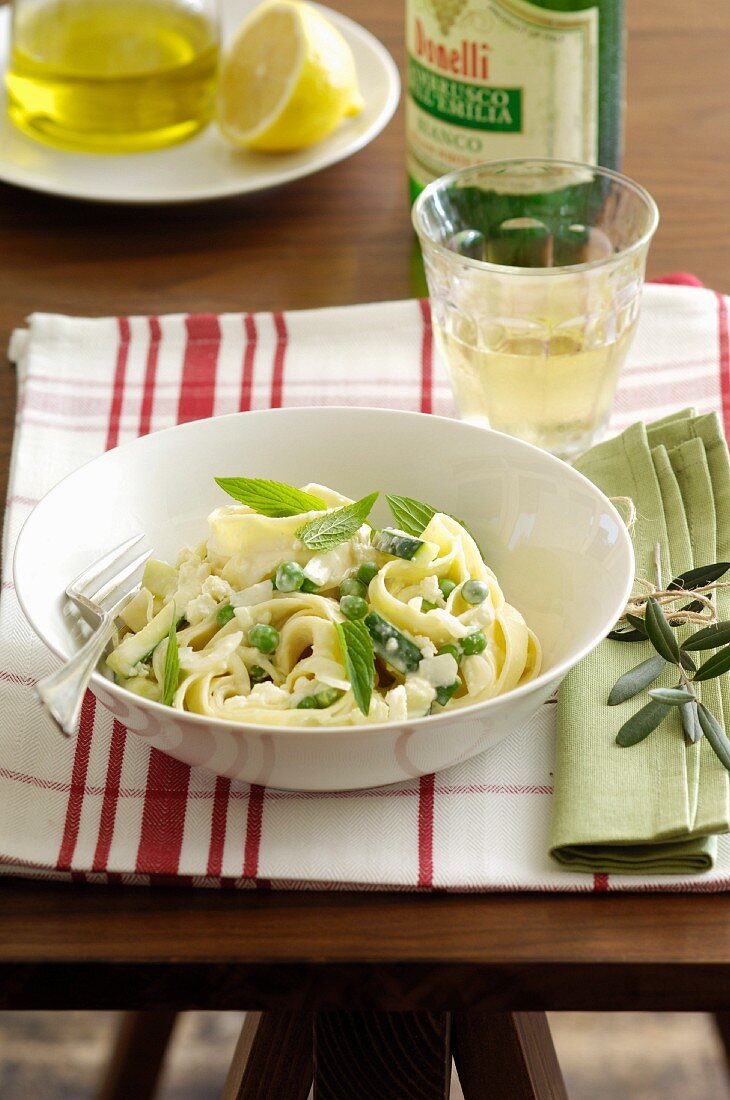 Fettuccine mit Erbsen, Ricotta und Minze