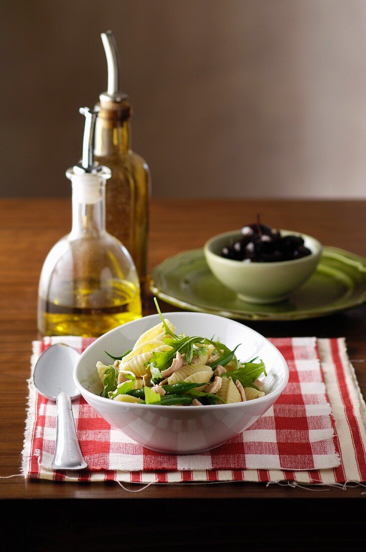 Nudelsalat mit Thunfisch und Rucola