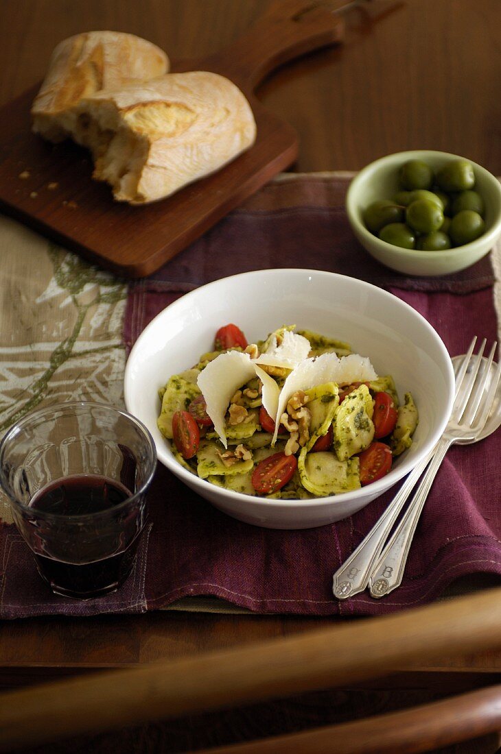 Ravioli mit Basilikum-Walnuss-Pesto