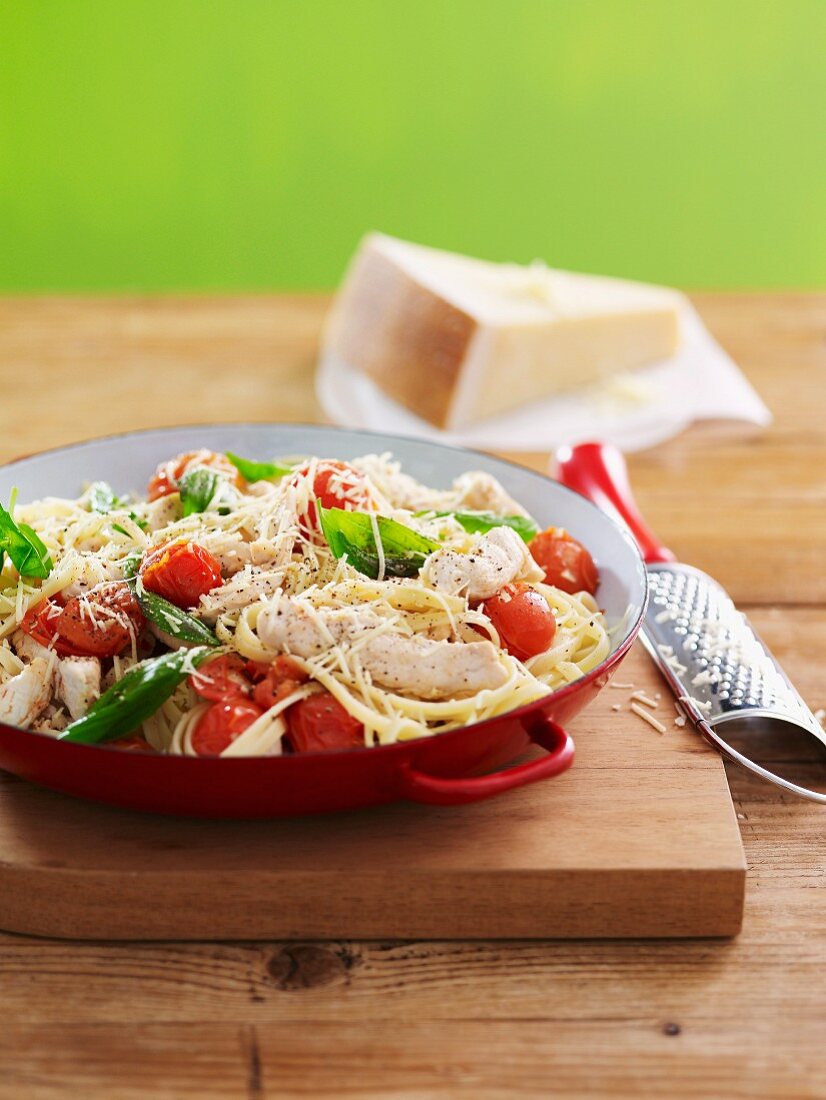 Linguine mit Hähnchenfleisch und gedünsteten Tomaten