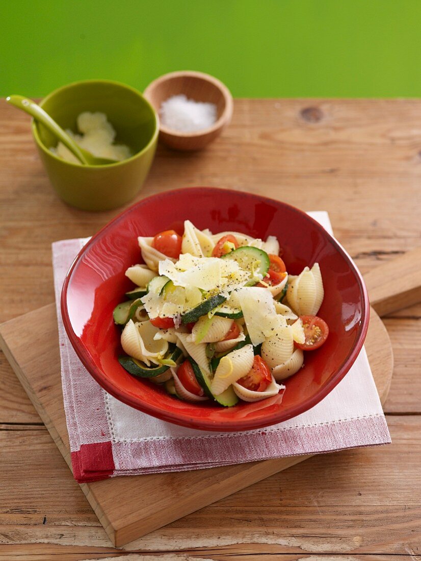 Muschelnudeln mit Zucchini, Tomaten, Zitrone und Parmesan