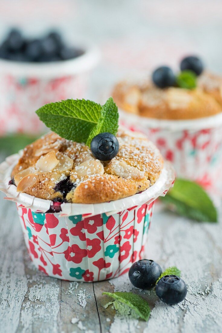 Heidelbeermuffins mit Mandelblättchen und Minze