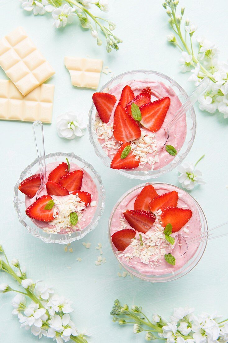 Weisses Schokoladenmousse mit Erdbeeren (Draufsicht)