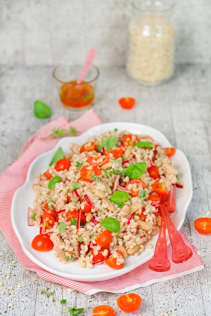 Orzo-Salat mit Kirschtomaten und Basilikum