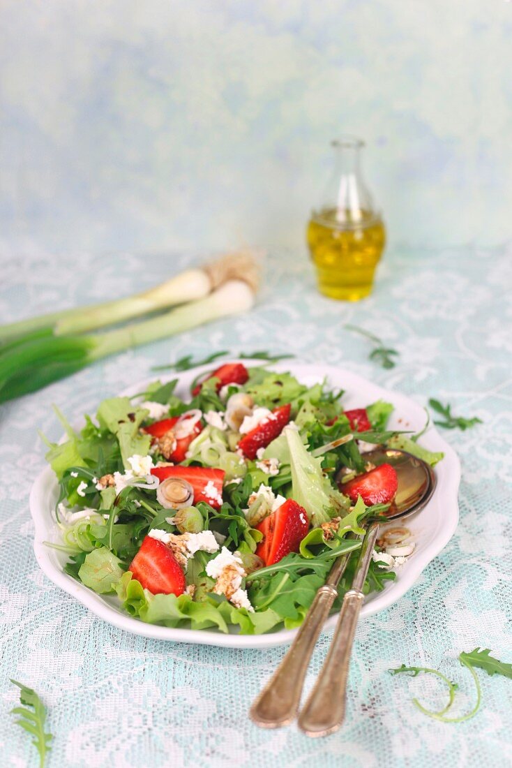 Mixed leaf salad with strawberries