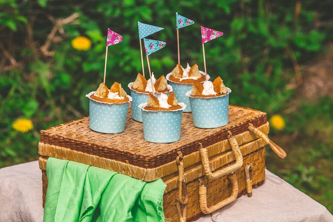Schmetterlings-Cupcakes auf Picknickkorb