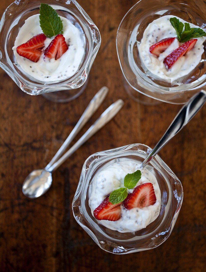 Chia-Pudding mit Erdbeeren und Minze (Draufsicht)