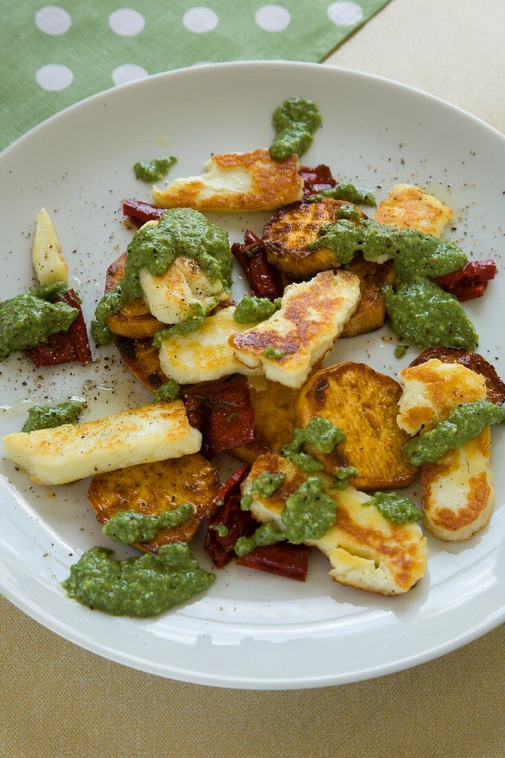 Süßkartoffeln und Halloumi mit Brennnesselpesto