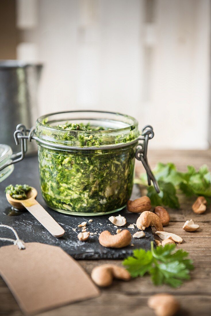 Ein Glas Koriander-Cashew-Pesto