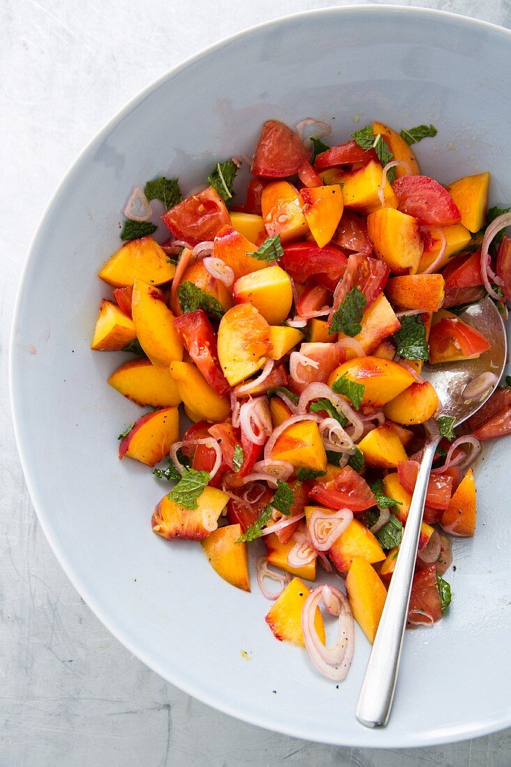Spicy peach and tomato salad with red onions and mint