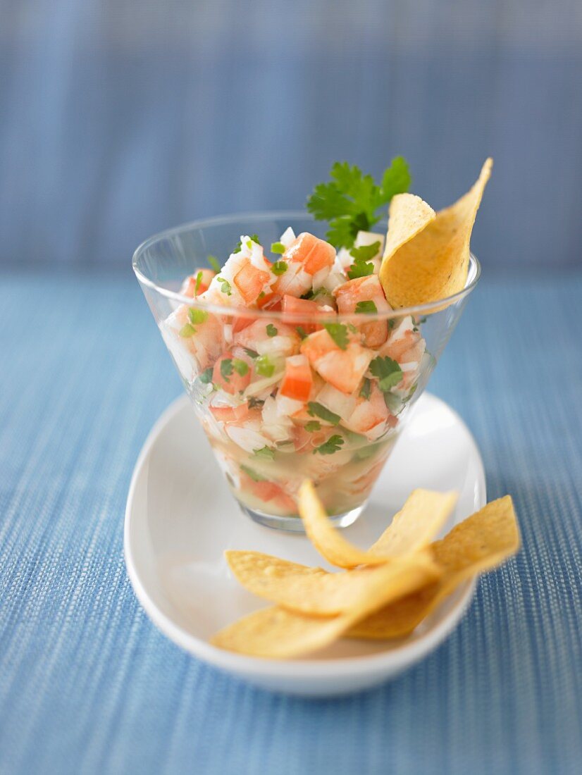 Shrimp ceviche with tomatoes and crisps