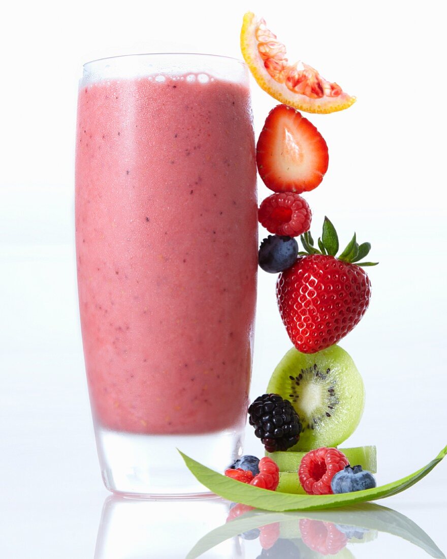 Smoothie und Obststapel