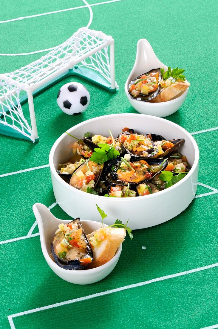 Mussels with sautéed vegetables for a football evening