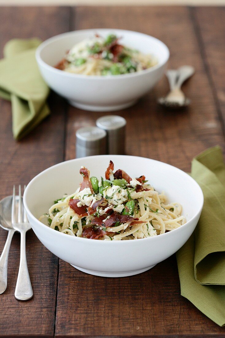 Linguine mit Saubohnen, Ricotta und Speck