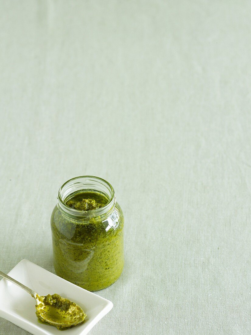 Schnelles grünes Pesto in Glas und auf Löffel