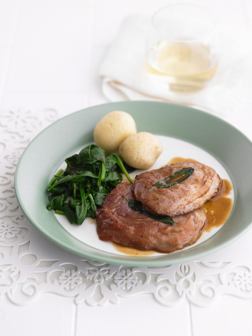 Saltimbocca vom Kalb mit Blattspinat und … – Bilder kaufen – 11955748 ...