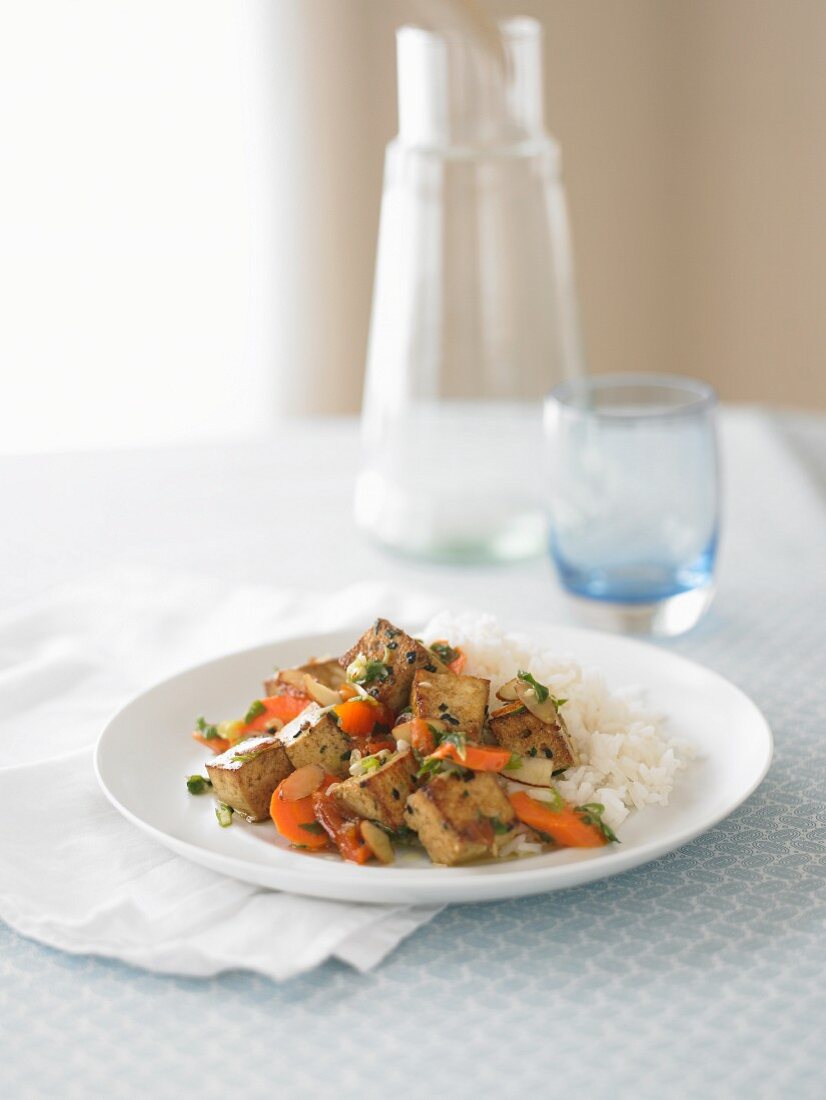 Tofu with curry, carrots and rice