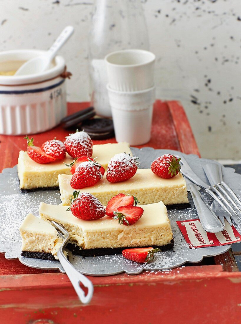 Strawberry Cheesecake Bars mit Oreo-Keksboden (USA)