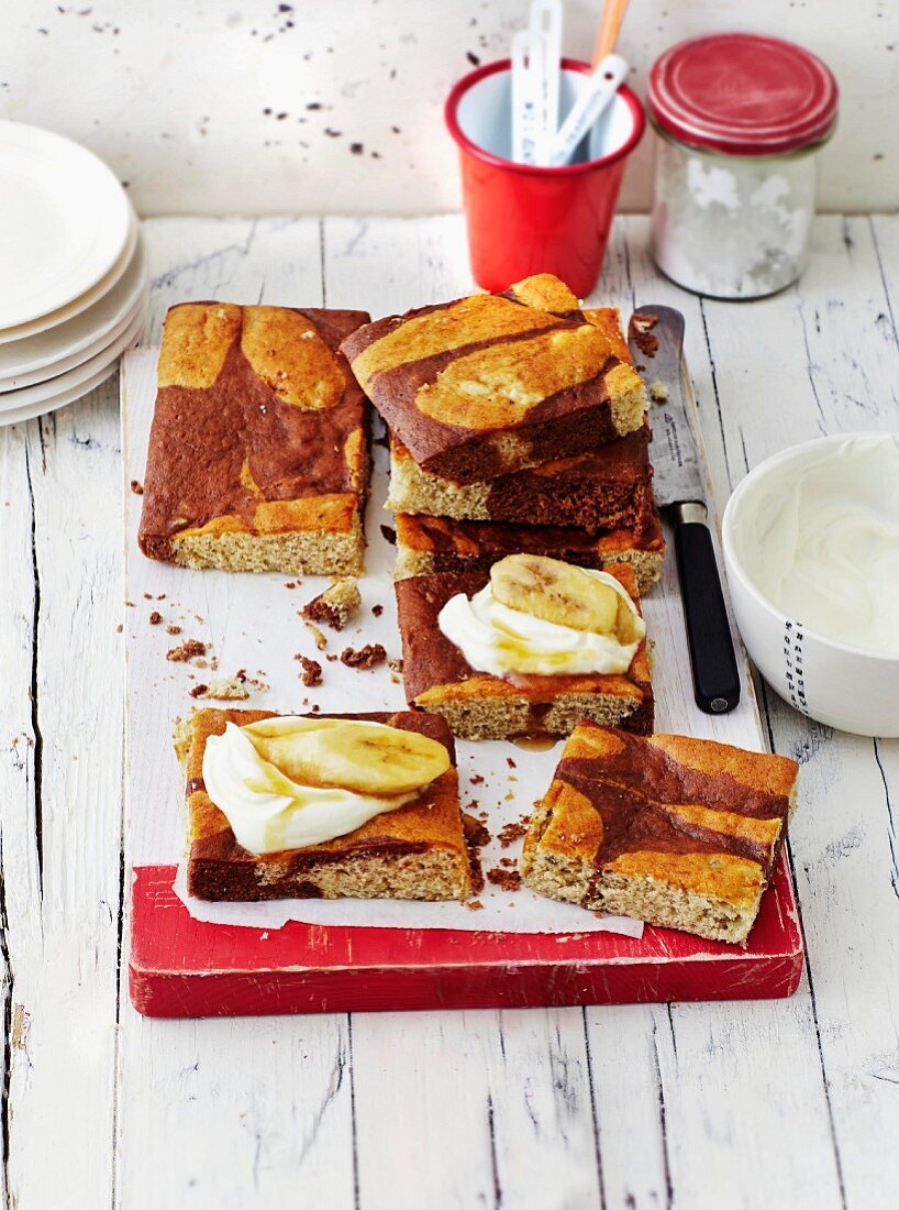 Banana bread slices with chocolate and maple syrup (USA)