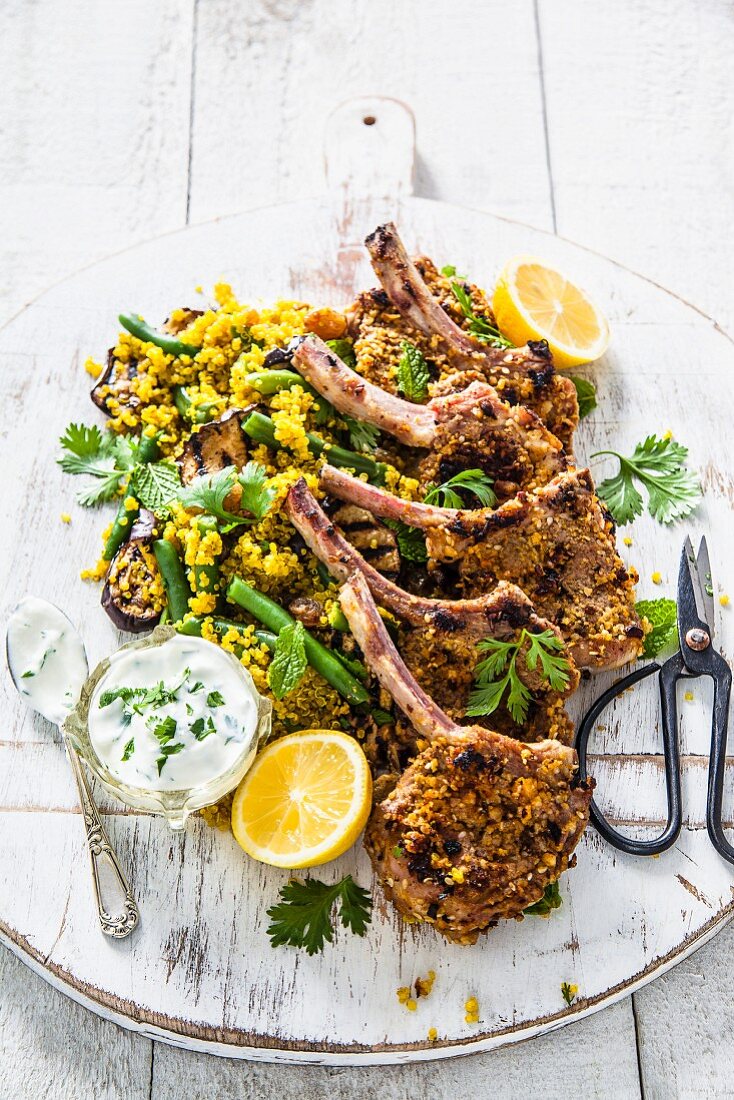 Würzige Lammkoteletts mit Dukkah auf Quinoa-Auberginen-Salat