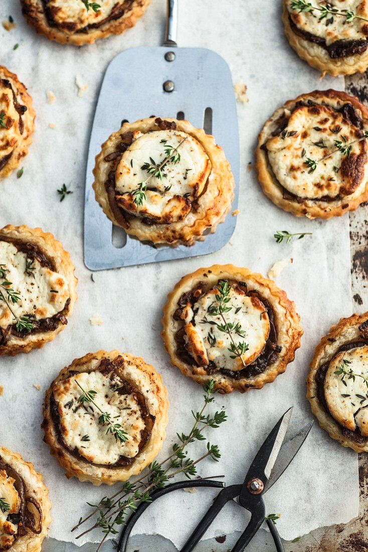 Onion tartlets with goat's cheese and thyme