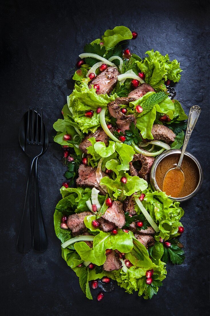 Wildsalat mit Fenchel und Granatapfelkernen (Draufsicht)