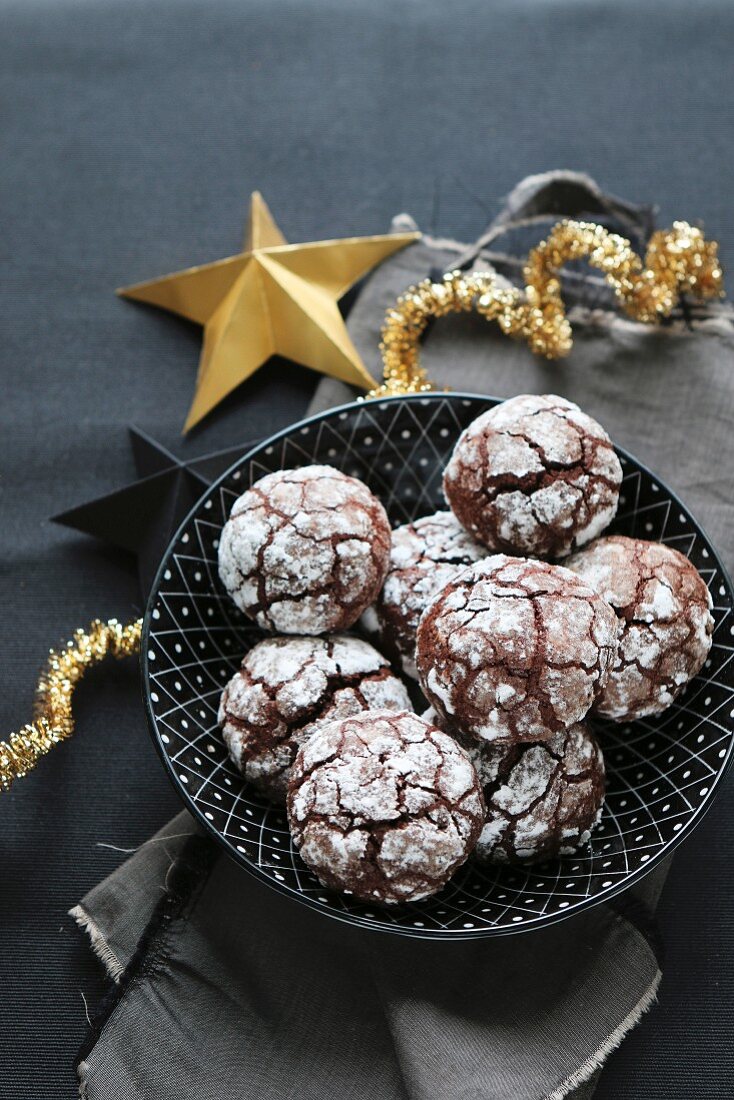 Gluten-free snowballs (hazelnut & cocoa cookies)