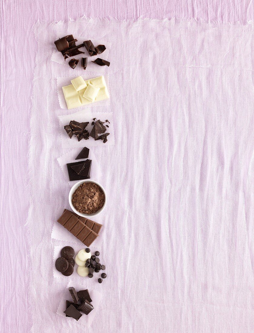 Schokoladenstilleben mit verschiedenen Schokoladensorten
